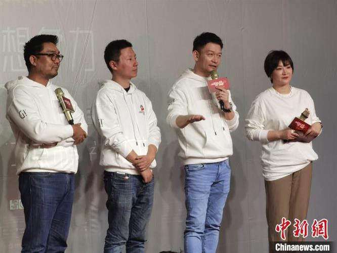 导演郭帆携主创走进太原市第二十七中学。　胡健 摄