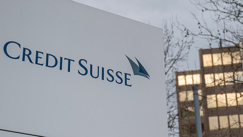 瑞银收购瑞士信贷首个交易日：瑞银涨超8%，瑞士信贷跌近50%