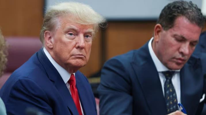 历史性审讯！特朗普到纽约自首，对34项指控拒不认罪！