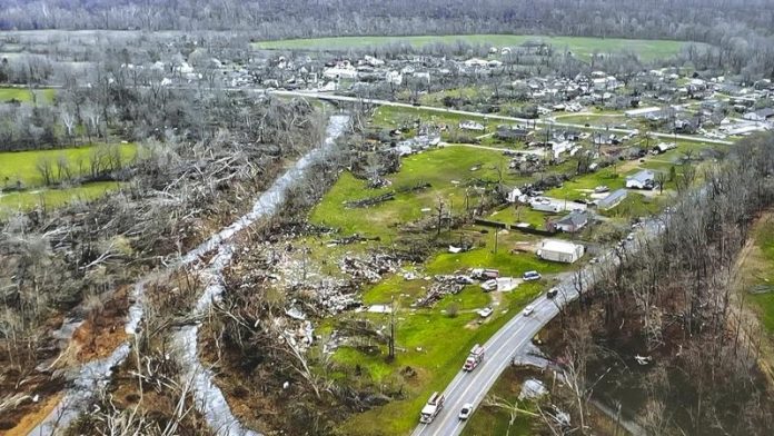 美国密苏里州遭受龙卷风吹袭 至少4死多人受伤