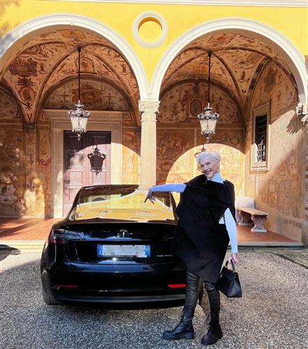 74岁梅耶·马斯克（Maye Musk）为生计，不惜兼顾5份工作。