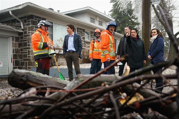 冰雨风暴袭击魁、安两省，特鲁多总理探望救援人员