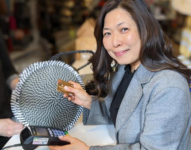 伍凤仪部长介绍联邦预算支持小企业投资