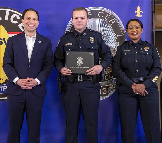 警员Nickolas Wilt（中）接报到场后，被枪手击中受伤。AP