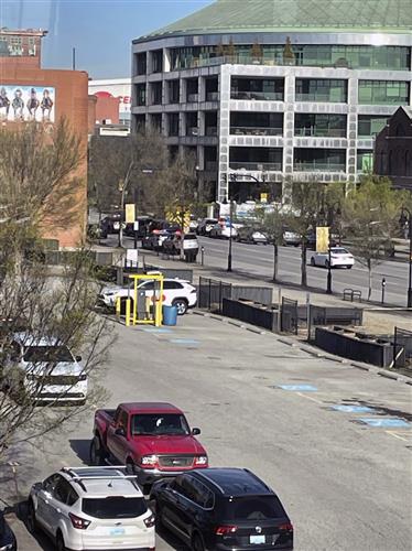 警察在肯塔基州路易斯维尔枪击现场附近戒备。AP