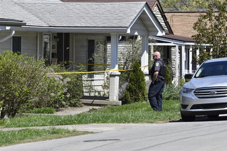 当地警方在枪手的住处搜证。AP