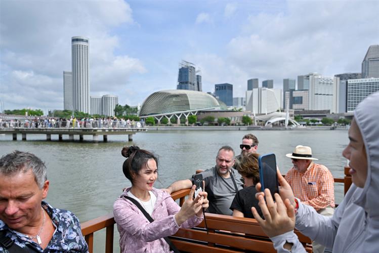 新加坡今年2月中进一步放宽新冠防疫措施。路透