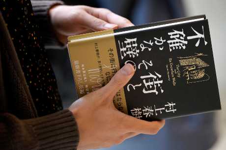一名书迷拿着村上的新作。美联社