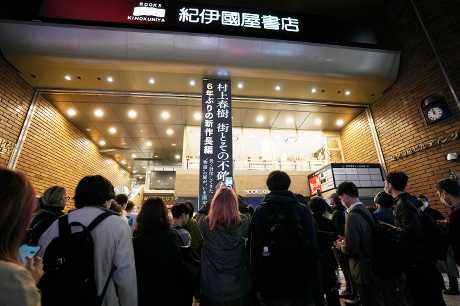 书店外满是等候购书的书迷。美联社