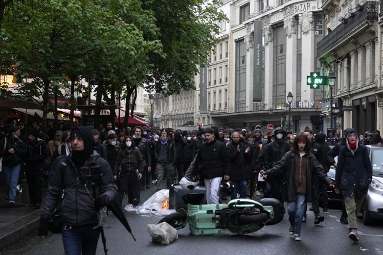 民众聚集在巴黎市政厅外抗议。 美联社