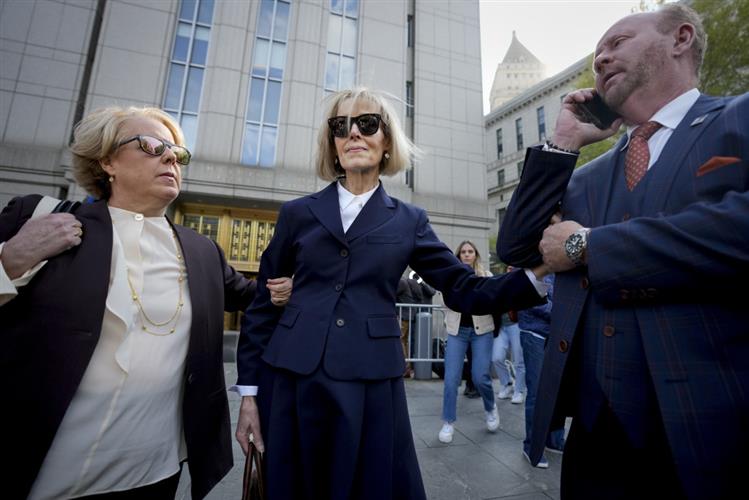 E. Jean Carroll（中）在她针对前总统特朗普的强奸案审判中作证后，离开联邦法院。AP