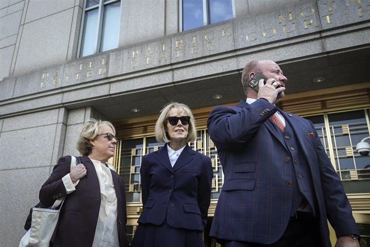 E. Jean Carroll（中）在她针对前总统特朗普的强奸案审判中作证后，与她的法律团队成员一起离开联邦法院。AP