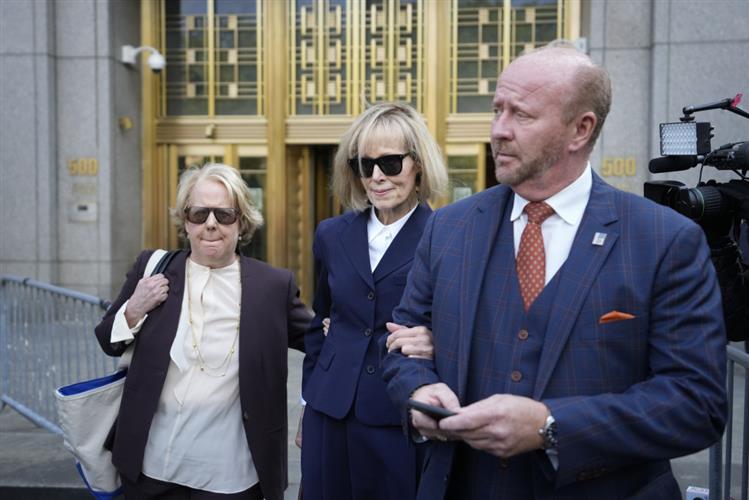 E. Jean Carroll（中）指控特朗普强奸，出庭期间详述遭性侵过程。AP