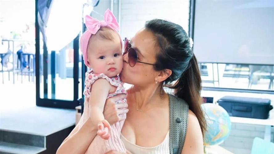 加拿大美食网红Tiffany Leigh自爆喂18个月大的女儿吃蟋蟀补充蛋白质。网图