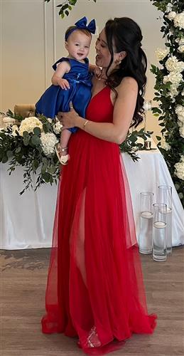 Tiffany Leigh称展开一场为期三周的实验，喂女儿“吃蟋蟀”。网图