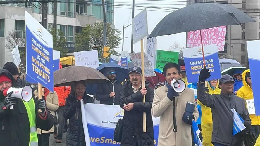 多伦多数百名华人暴雨中激动高呼：还我房子和我的权力！