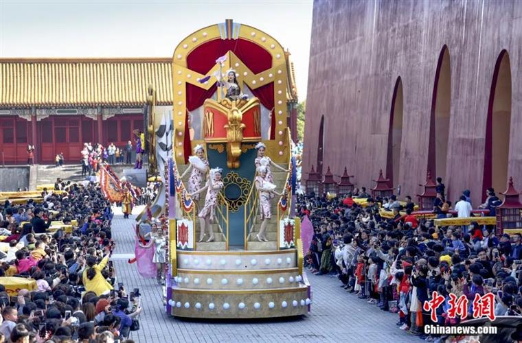 ▲全球规模最大的影视实景拍摄基地共享影视快乐。摄影/时宽兵