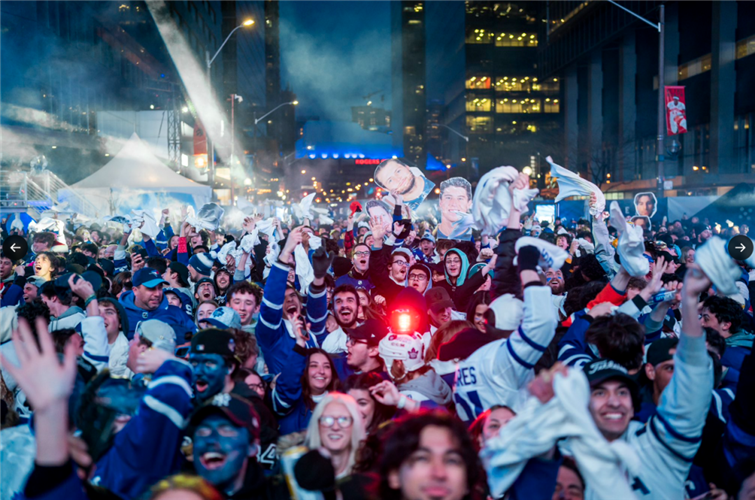 历史性一刻！多伦多万人挤爆街头彻夜欢呼！激动泪崩！
