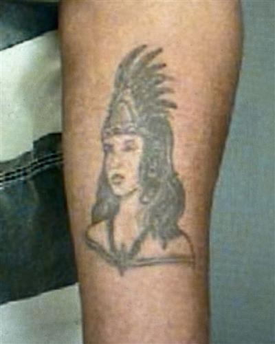 FBI公布凶手手上有纹身。