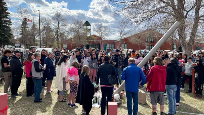 加拿大妈妈和11岁女儿在校门口被捅死！另一个8岁女儿目睹全程