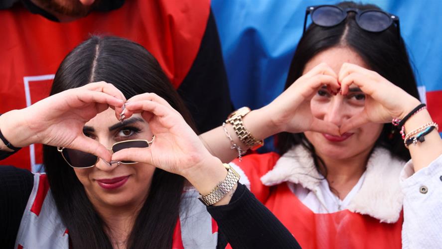 克勒奇达尔奥卢的支持者齐做爱心手势。 路透社