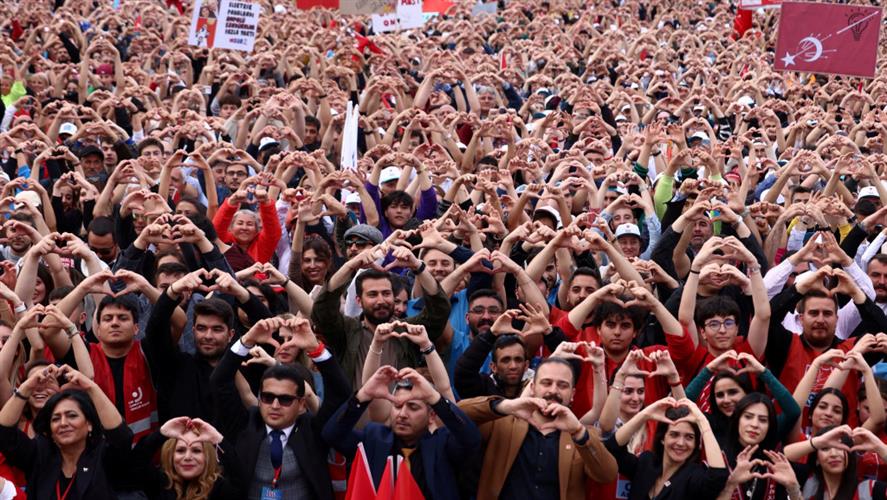 克勒奇达尔奥卢的支持者齐做爱心手势。 路透社