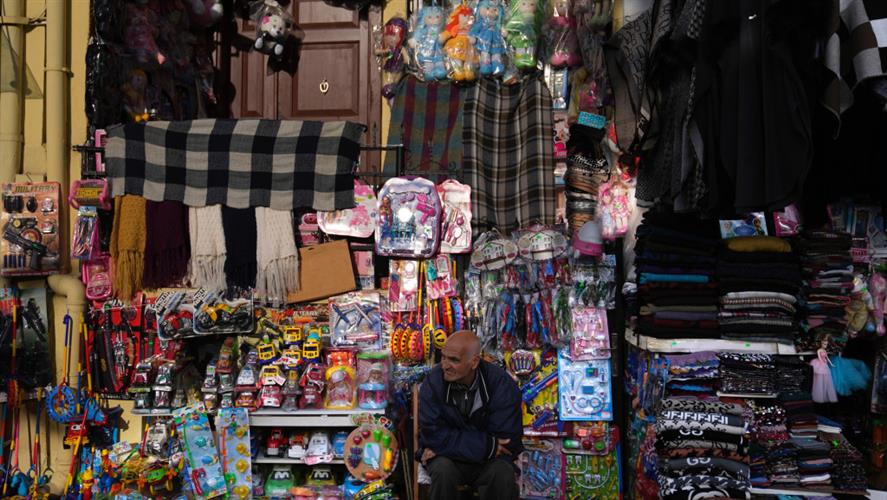 伊斯坦堡一家玩具店老板等待客人光顾。 美联社
