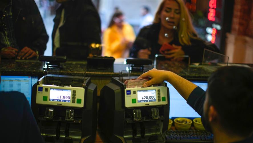 土耳其陷入货币危机，里拉大贬值。  美联社