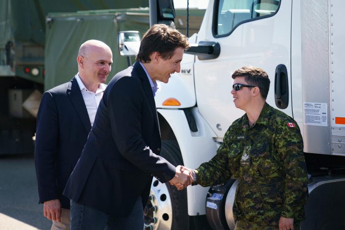 特鲁多探望救援阿省山火的军人们