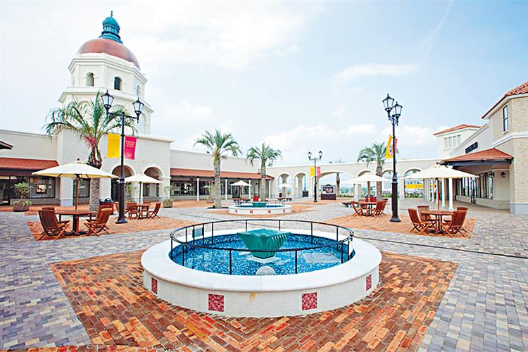 ●神户三田Premium Outlets（左）及KOBE-KINGS（右），均是顺道畅游的好地方。