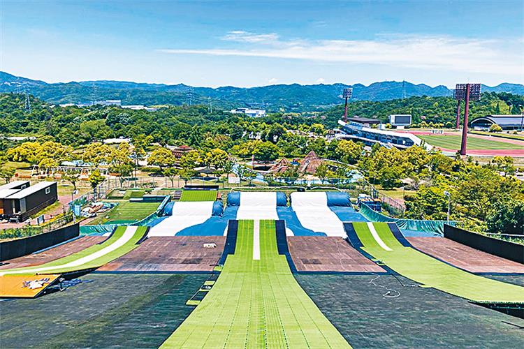 ●神户三田Premium Outlets（左）及KOBE-KINGS（右），均是顺道畅游的好地方。