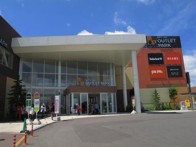 由新千岁机场乘车约半小时可达的三井Outlet Park札幌北广岛，是港人的购物热点。