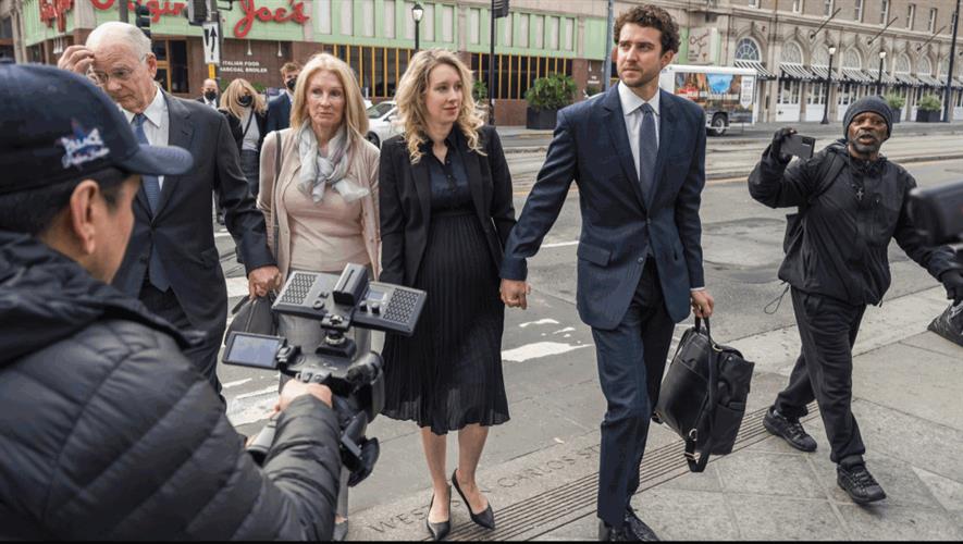 霍姆斯（Elizabeth Holmes）因怀孕一度推迟入狱。 美联社