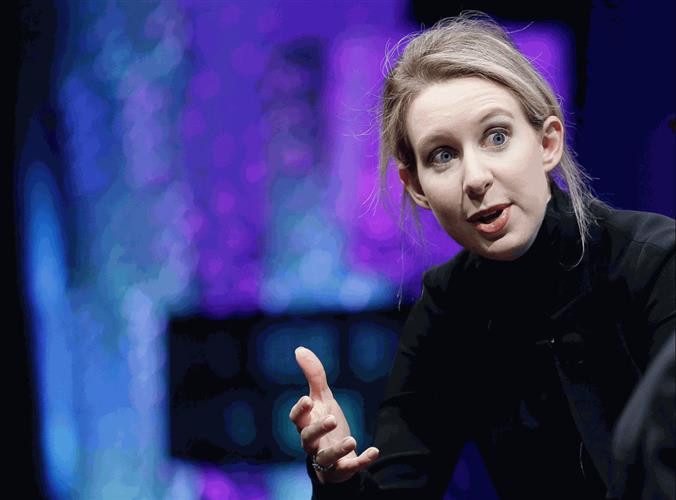 霍姆斯（Elizabeth Holmes）故意穿黑色上衣、压低声线塑造形象，被誉为“女版乔布斯”。 美联社