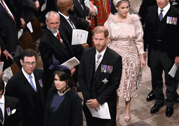 本月6日哈里独自一人出席父亲查理斯三世的加冕典礼。路透社