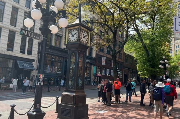 大批旅客到煤气镇观光。（互联网）