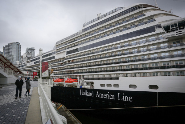 逾二万游轮旅客到访 长周末挤爆温哥华市中心