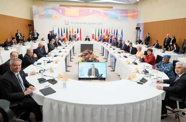 G7拍全家福!马克龙和拜登勾肩搭背热聊太亲密