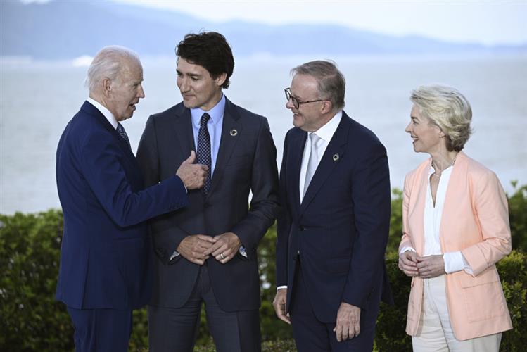 在Ｇ7会议期间拜登与多国领导人踫头。美联社