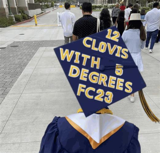 洪昊康一次过获得了5个副学士学位，上了美国的新闻版面。fb图片