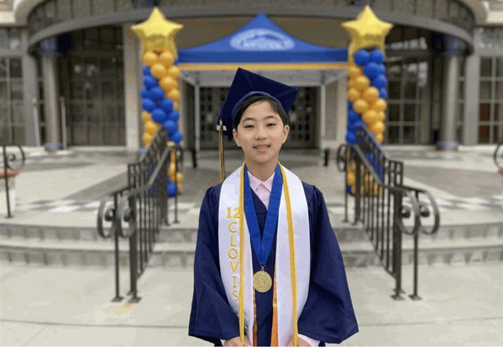 在香港出生的洪昊康本月从美国加州富勒顿专科学院毕业，创下该学院最年轻毕业生的纪录。fb