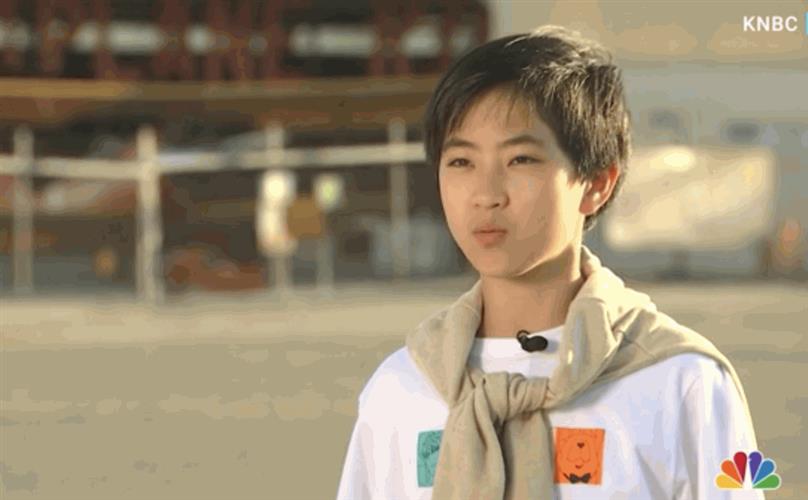 美国媒体争相采访洪昊康。新闻画面截图