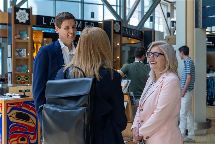 卑诗和日本签备忘录 省长尹大卫在日本推销新能源