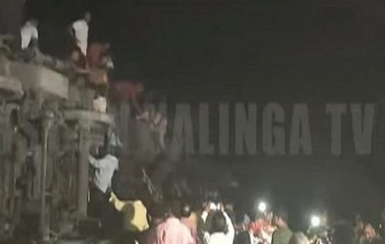 民众争相爬上列车救人。当地电视画面