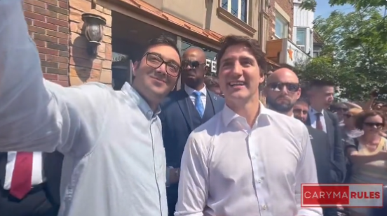 特鲁多惊现多伦多餐馆！搂美女合影笑开花！最后“细节”很绅士…