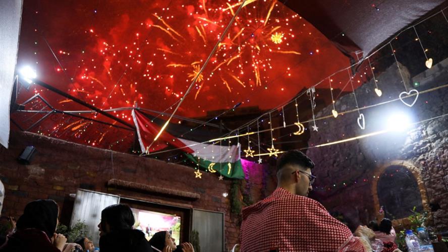 约旦首都安曼放烟花庆祝皇储大婚。 路透社