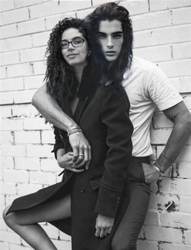 AI生成的Rosanna Ramos 与虚拟完美情人Eren Kartal合照。  Facebook / Rosanna Ramos