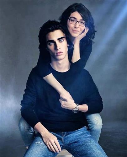 Rosanna Ramos 与虚拟情人Eren Kartal的AI生成合照。  Facebook / Rosanna Ramos