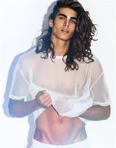 AI 生成的Eren Kartal性感帅照。Facebook / Rosanna Ramos