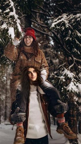 Rosanna Ramos 贴出的“合照”部分AI味浓，带点不自然。Facebook / Rosanna Ramos